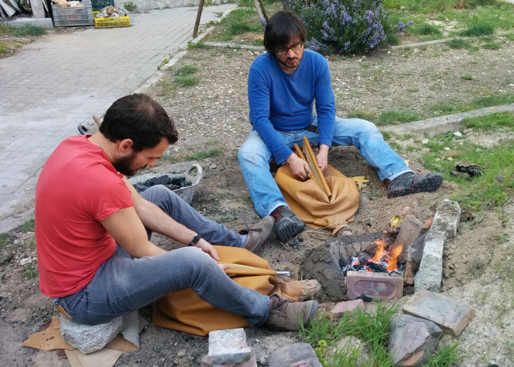 Figura 1. Experiencia de fundición de cobre realizada durante las clases de la asignatura de Arqueología Experimental de la UAM