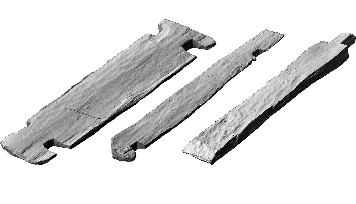 Fig. 10: Original boards from an Early Neolithic well (left, middle) and replication (right) made during Ergersheim Experiment No. 2, 2012