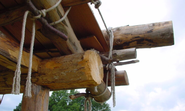 Fig. 12: «Chainsaw massacre» and «chord grave» on a house model, any museum in Bavaria