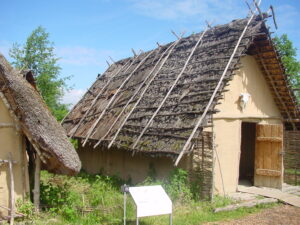 Fig. 15: Thatching of a Neolithic house model with lime bark shingles, Federseemuseum Bad Buchau (South Germany)