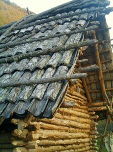 Fig. 16: Thatching of a Neolithic house model with lime bark shingles, alternating upside and downside, ArcheoParc Schnalstal (Italy)