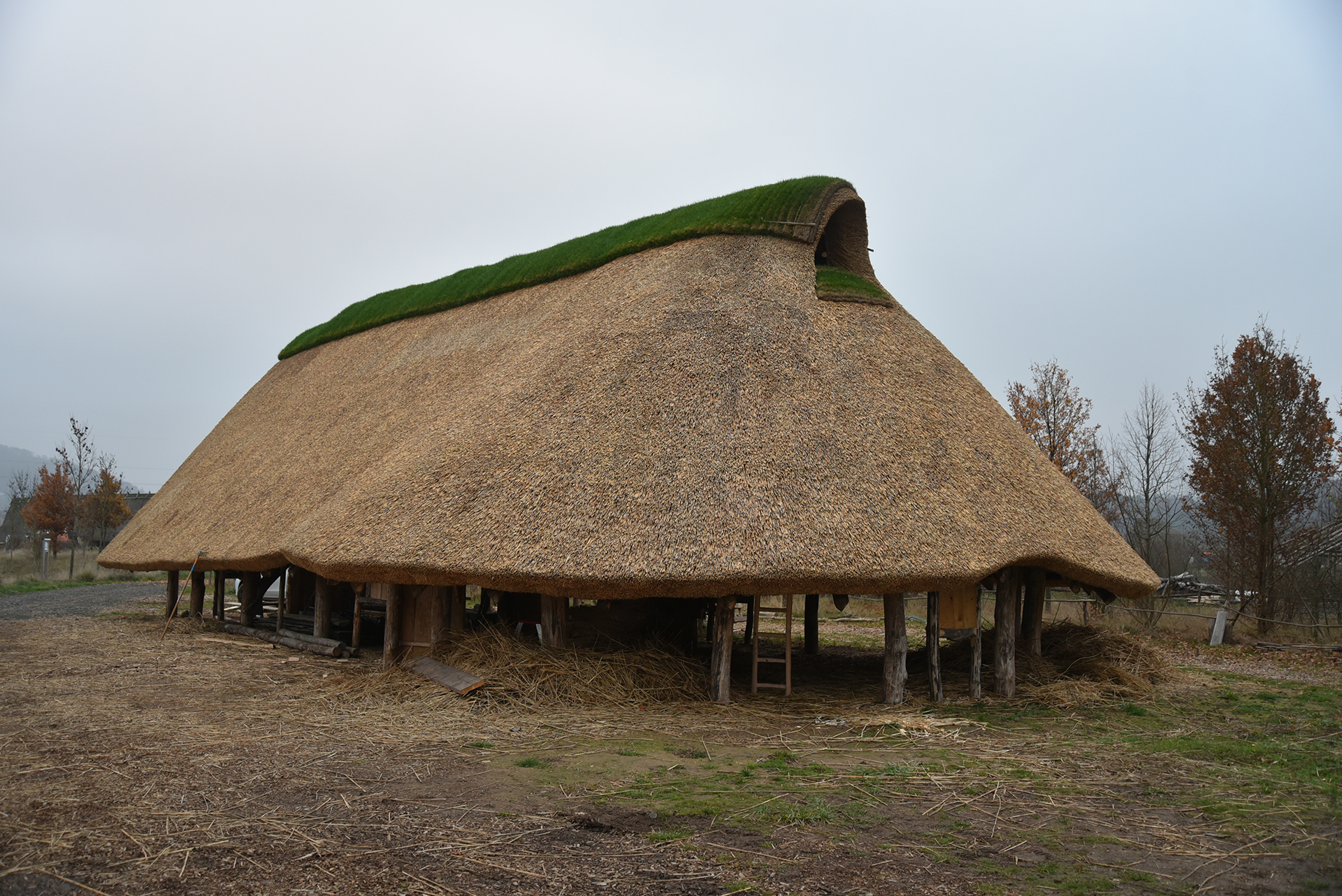 Fig. 2: Model of the Bronze Age house at the open-air museum Zeiteninsel (Argenstein, Hesse, Germany)