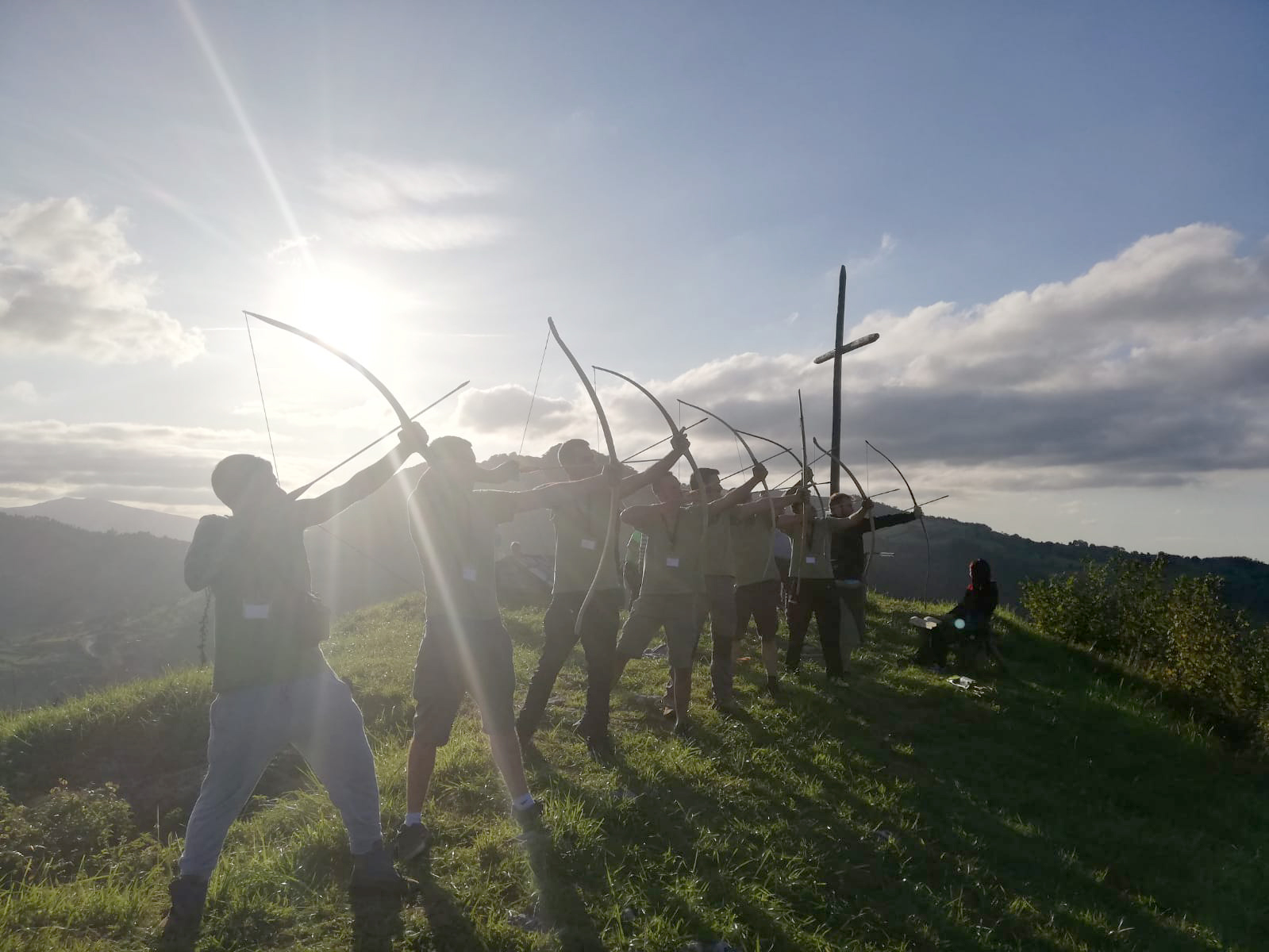 Ilustración 11. Instantánea tomada durante la celebración de la manga del campeonato de tiro con armas prehistóricas, celebrada en las cuevas del Monte Castillo en septiembre de 2019.