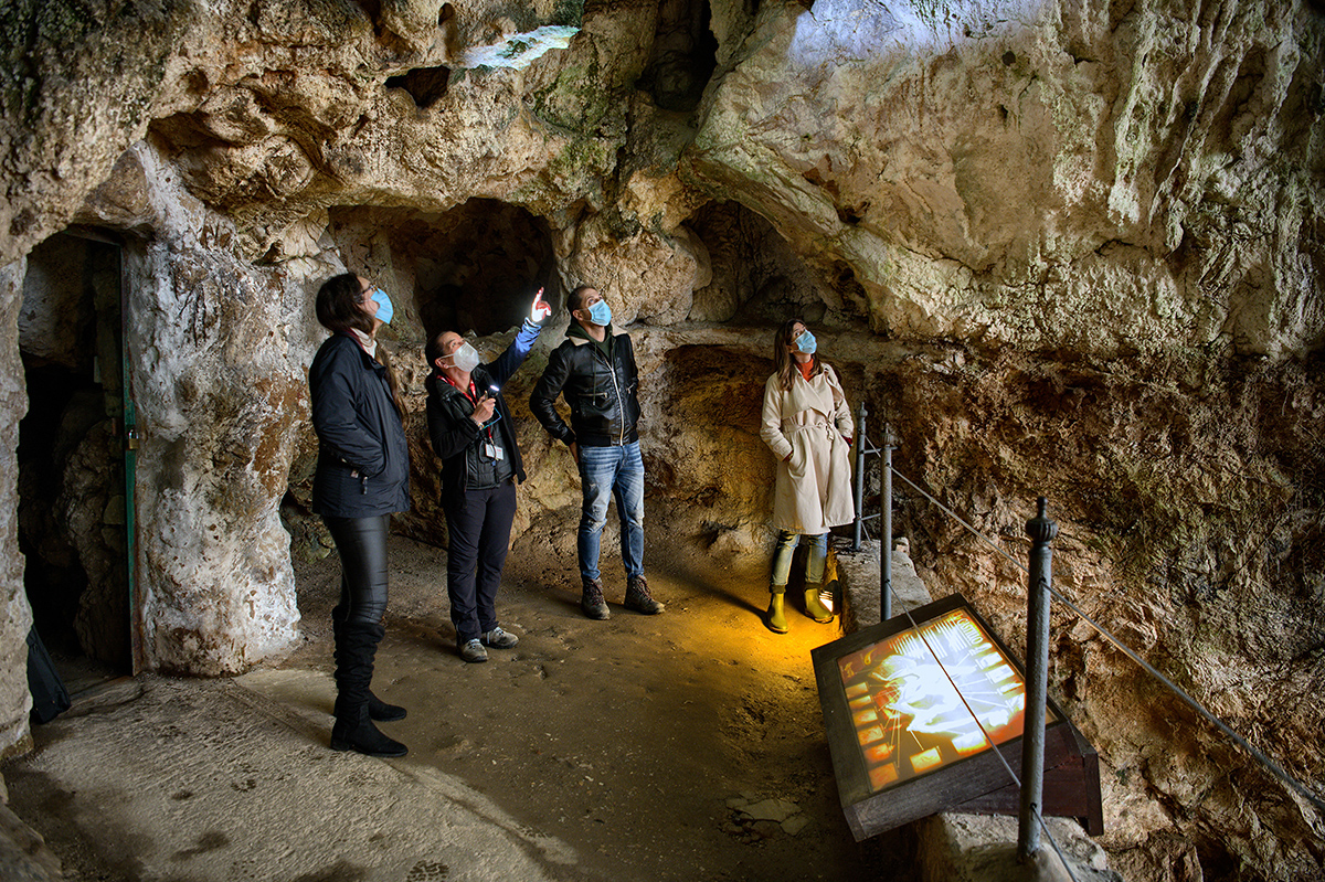 Ilustración 6. Inicio de una visita guiada en el vestíbulo de la cueva de El Castillo