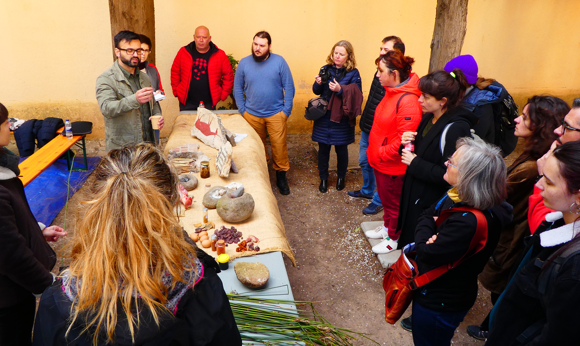 Fig. 2. Activitat experimental centrada en l’obtenció i transformació de la matèria colorant en l’art prehistòric, conduïda per Neemias Santos i Àfrica Pitarch, durant el Seminari d’Art Rupestre i Experimentació. Arxiu fotogràfic del Museu d’Arqueologia de Catalunya.