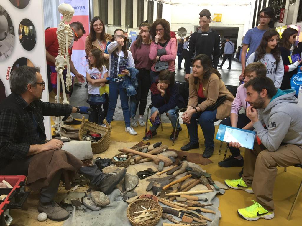 Fig. 3. Activitat demostrativa realitzada en el marc de l’Espai Ciència al Saló de l’Ensenyament, espai de divulgació científica promogut per la Fundació Catalana per a la Ciència i la Tecnologia. Arxiu fotogràfic del Museu d’Arqueologia de Catalunya.