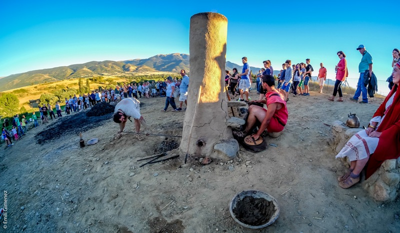 Fig. 6. Demostració de reducció de ferro ibèrica realitzada en el marc del cap de setmana ibèric al Castellot. Bolvir. Fot. Emili Giménez / Ajuntament de Bolvir.