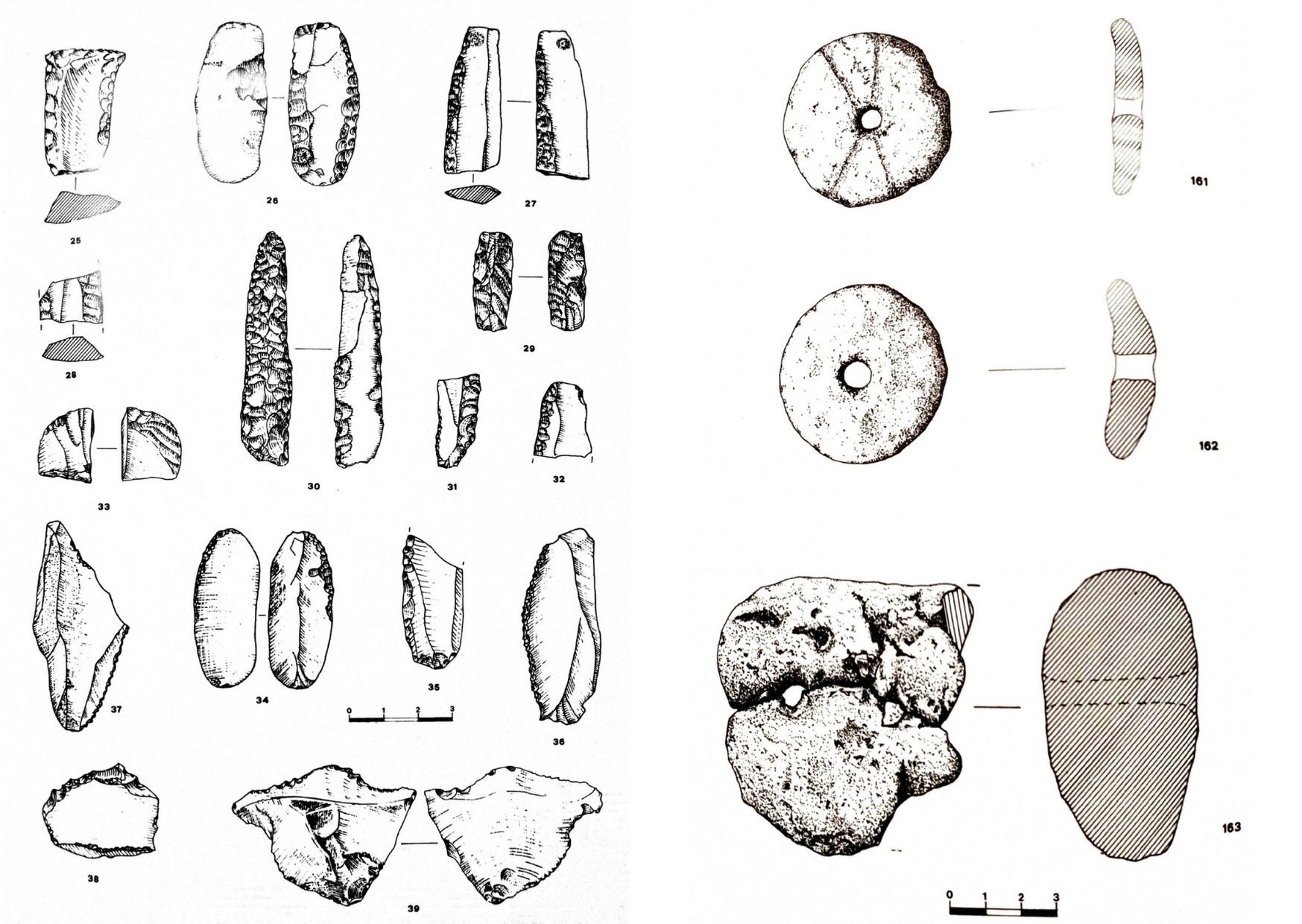 Fig. 2. Examples of lithic industry, two clay spindle whorls and a clay loom weight from the Colmaggiore di Tarzo site (Arnosti/Londo, 1988, mod.).