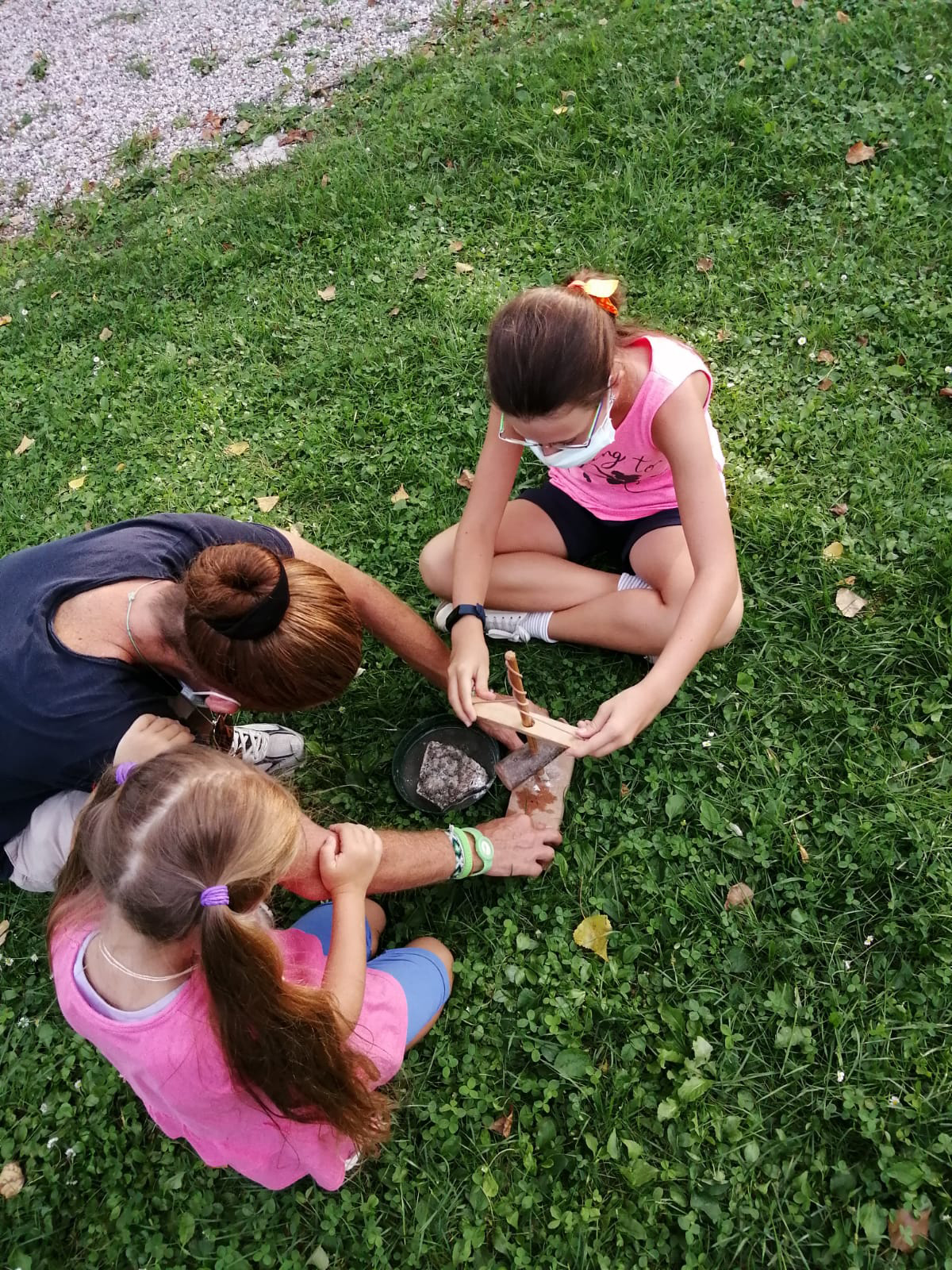 Fig. 7. Workshop with families (drilling steatite and beads production).