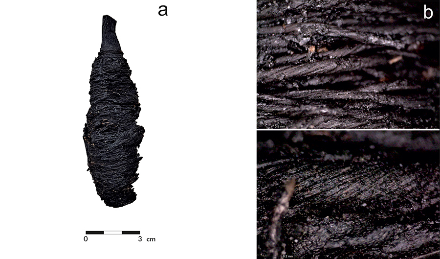 Figura 3. a) Fus carbonitzat documentat a l'interior d'un sac d'espart al jaciment de Terlinques (Villena, Alacant); b) Detall del fil de jonc.