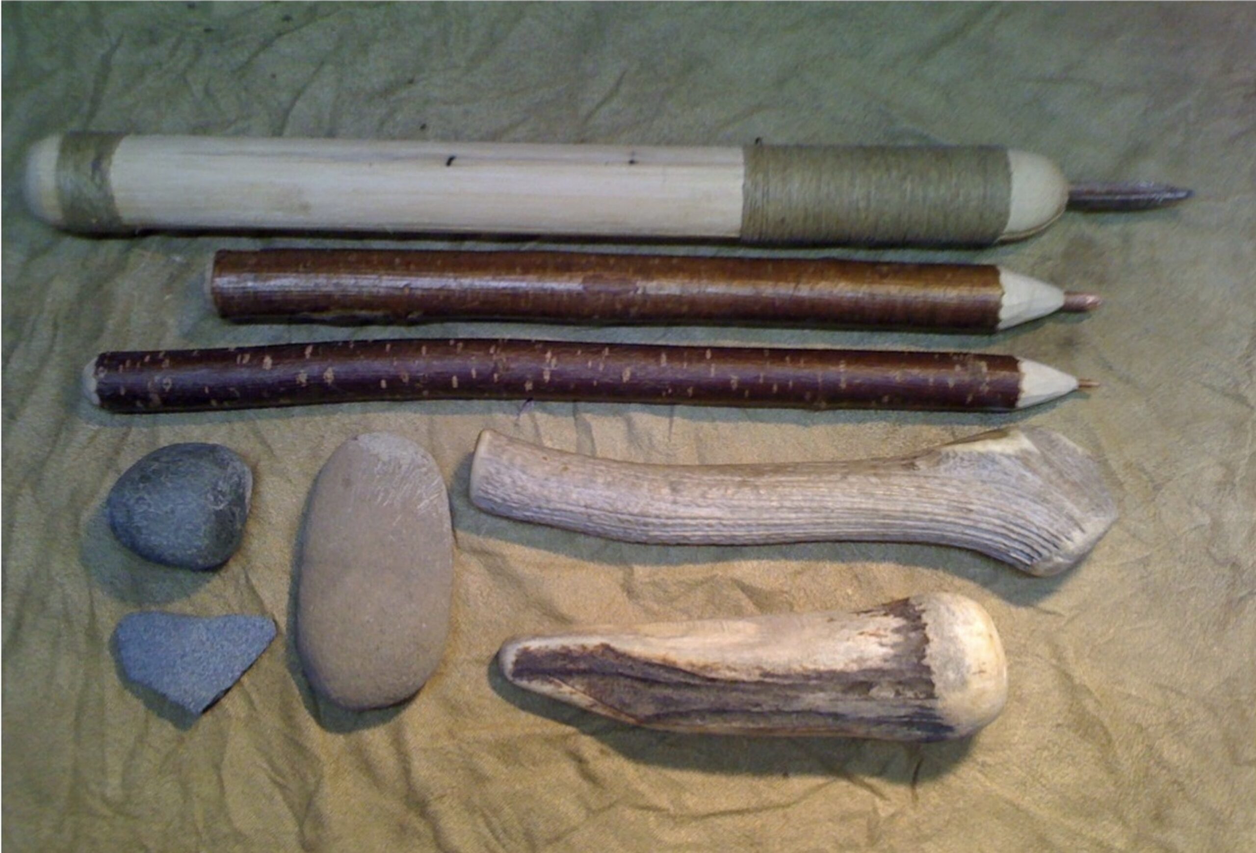 Figura 2. Joc d'eines per fer dagues: vares de pressió, percussors de pedra, martells de banya i pedra de polir (R. Graf). Figura 2. Joc d'eines per fer dagues: vares de pressió, percussors de pedra, martells de banya i pedra de polir (R. Graf).