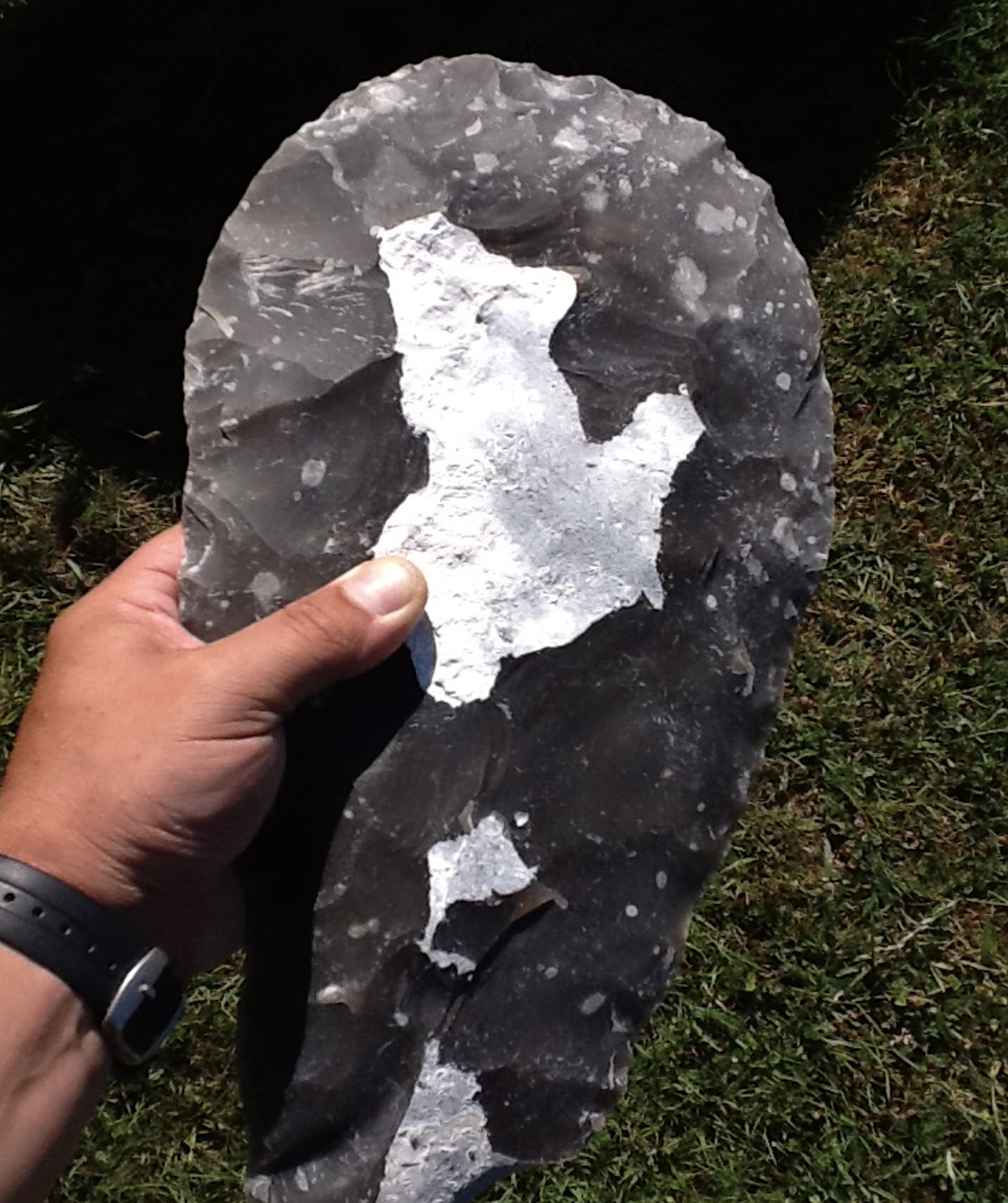 Figura 3. Preforma primària amb restes de còrtex (R. Graf). Figura 3. Preforma primària amb restes de còrtex (R. Graf).